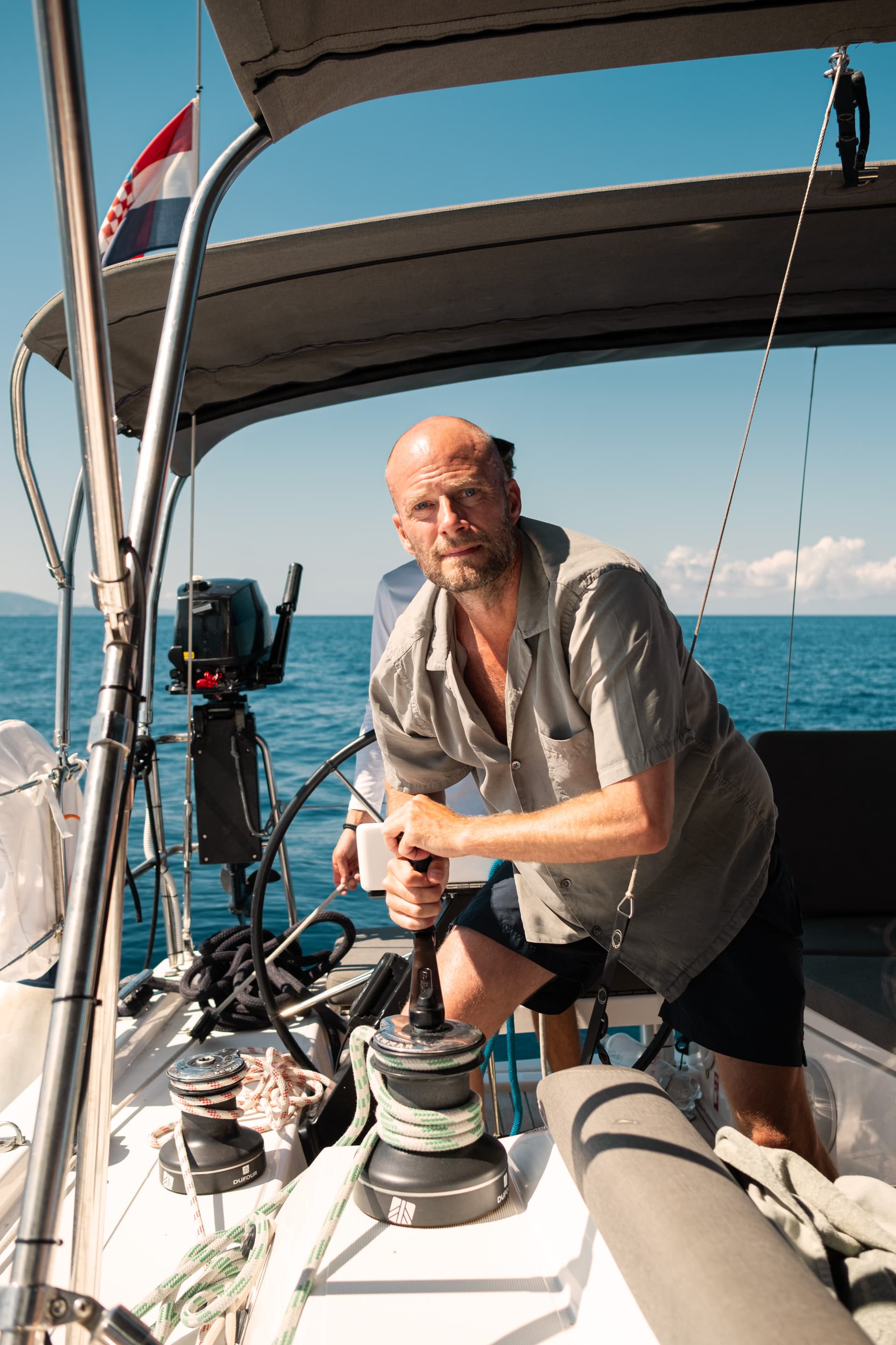 Segelbåt Dufour 48 som seglar i vågorna 