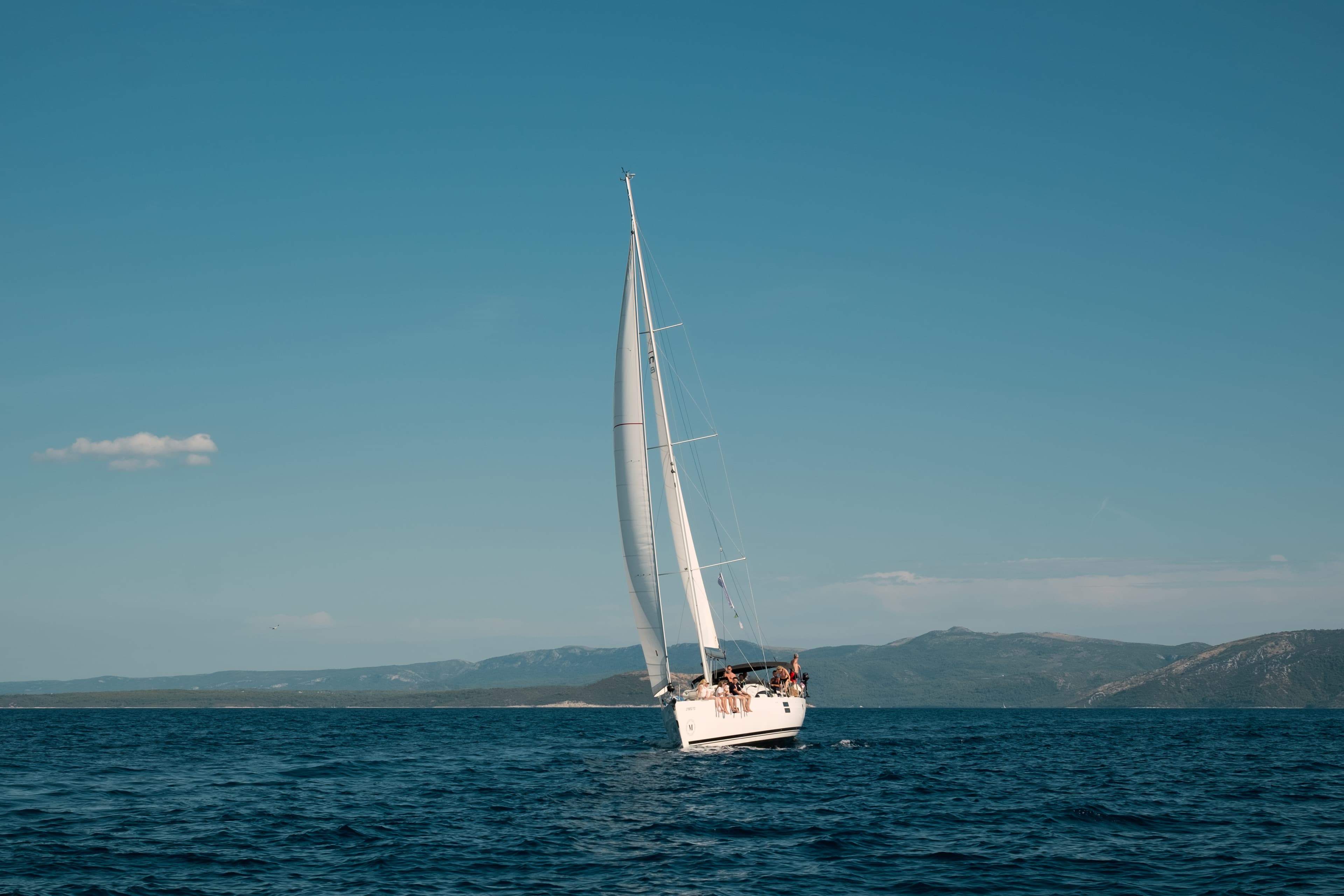 Katamaran som seglar