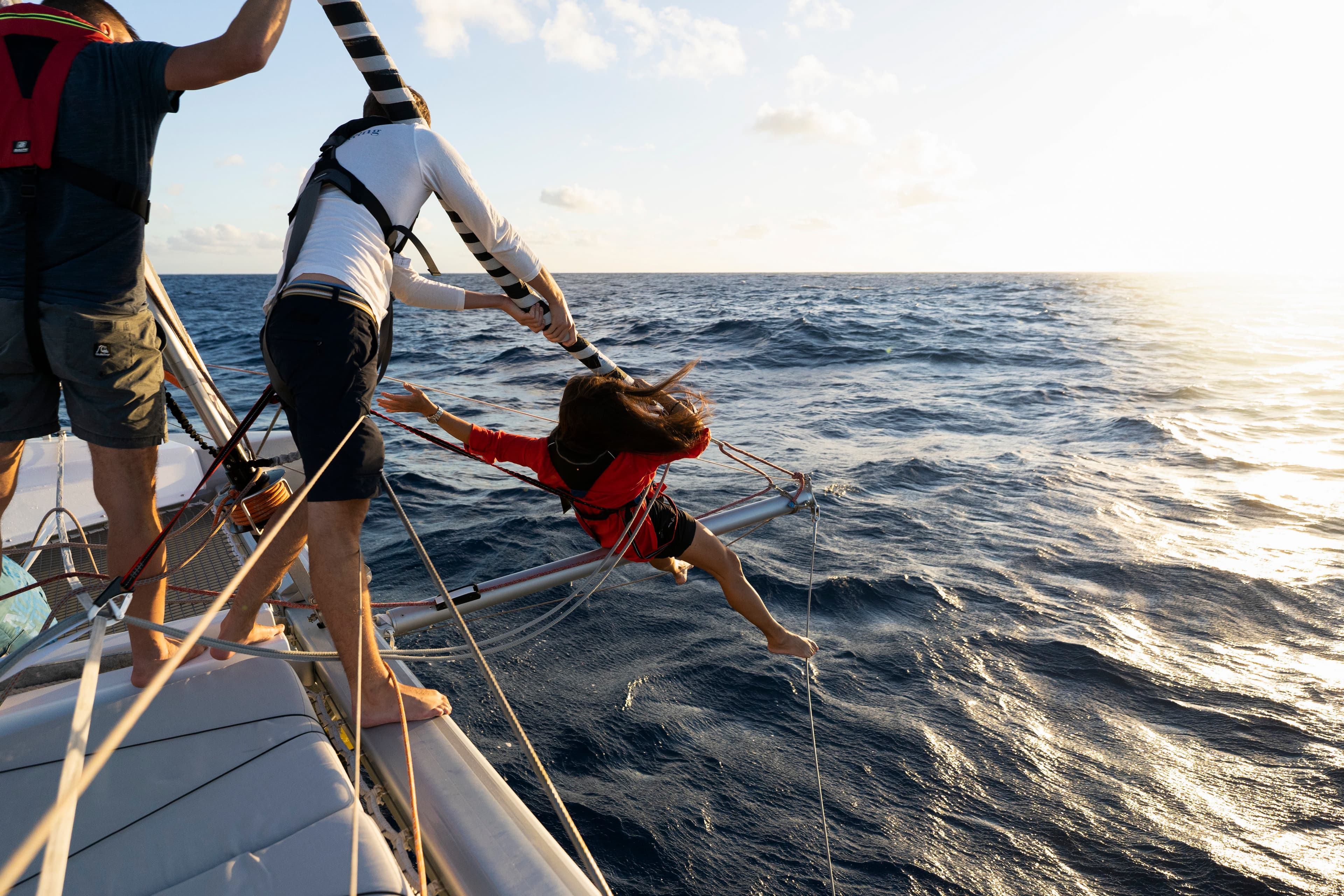Badpaus, segelbåt ligger stilla medan gäster badar från båten