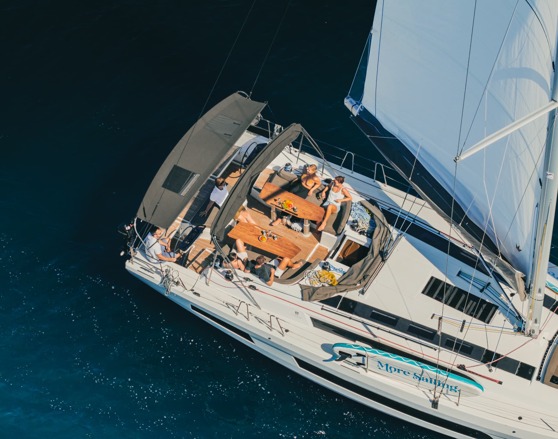 Enskorvsbåt med personer i sittbrunnen ovanifrån