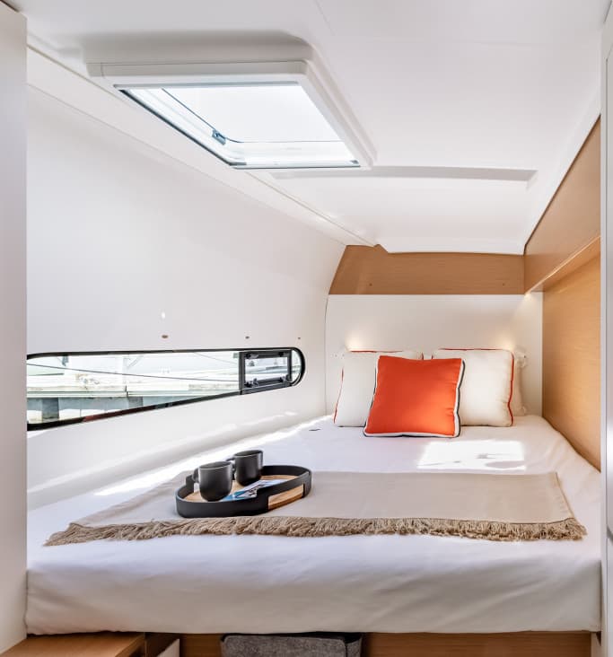 En sovhytt i katamaranen Excess 11