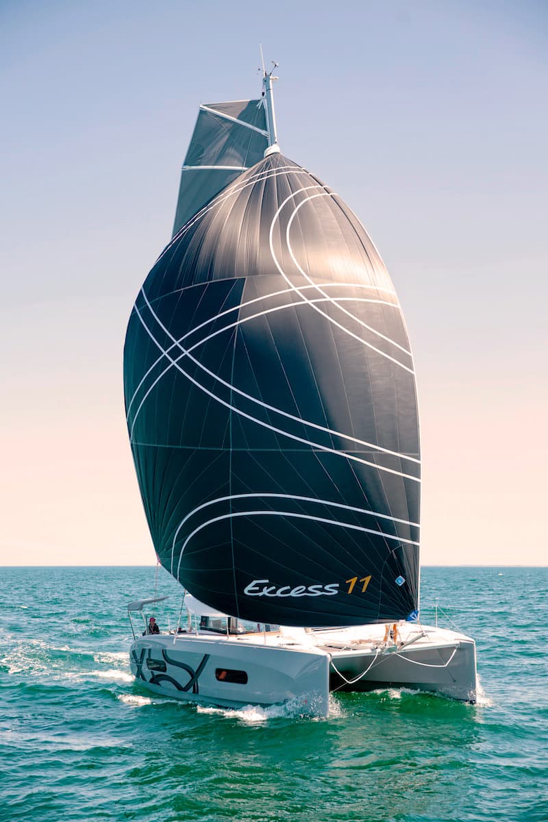Seglande Excess 11 med svarta segel