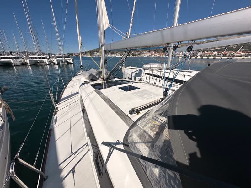 Foredeck on the Dufour 530 monohull.