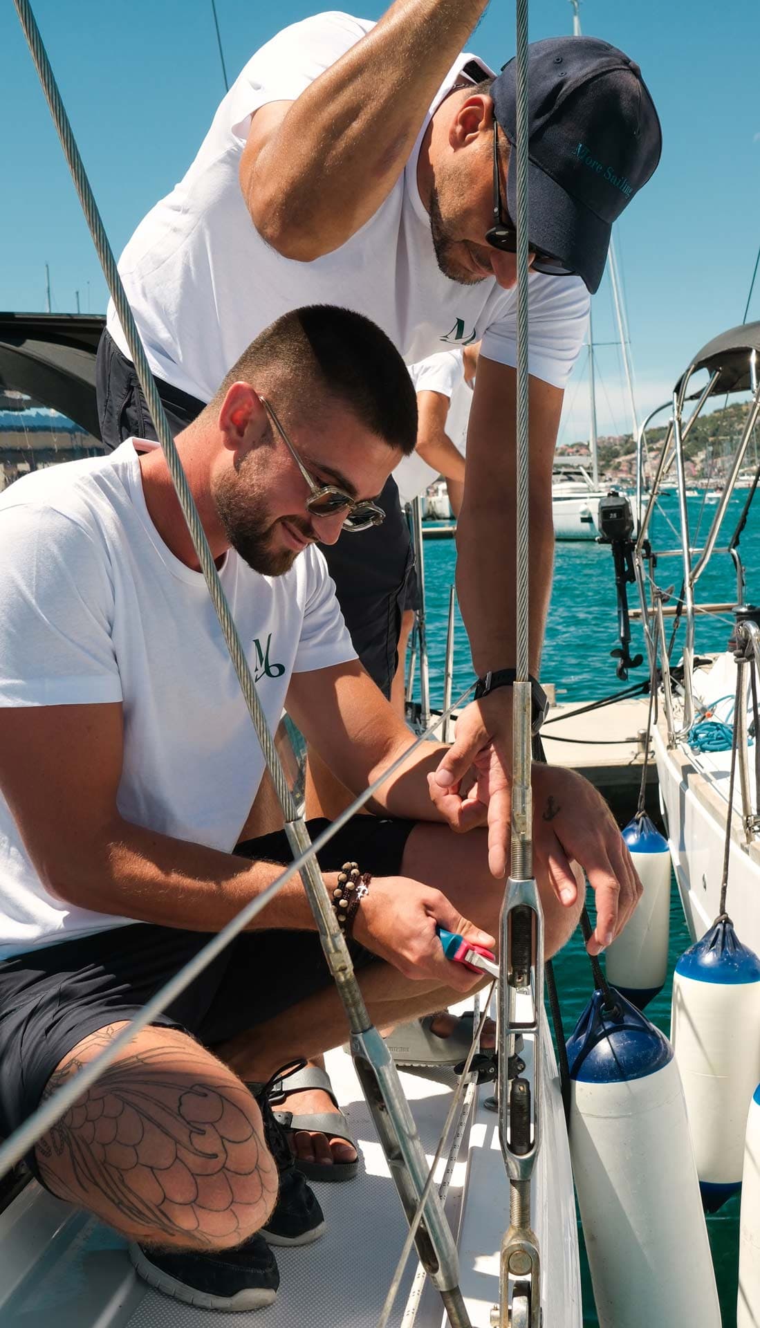 Zwei Techniker arbeiten gemeinsam an einer Reparatur am Relingsseil