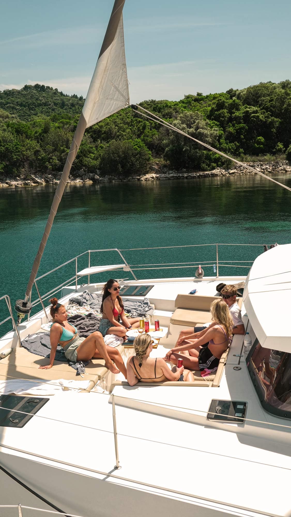 Vier Frauen und der Skipper sitzen auf dem Vordeck und unterhalten sich zwischen den Workouts