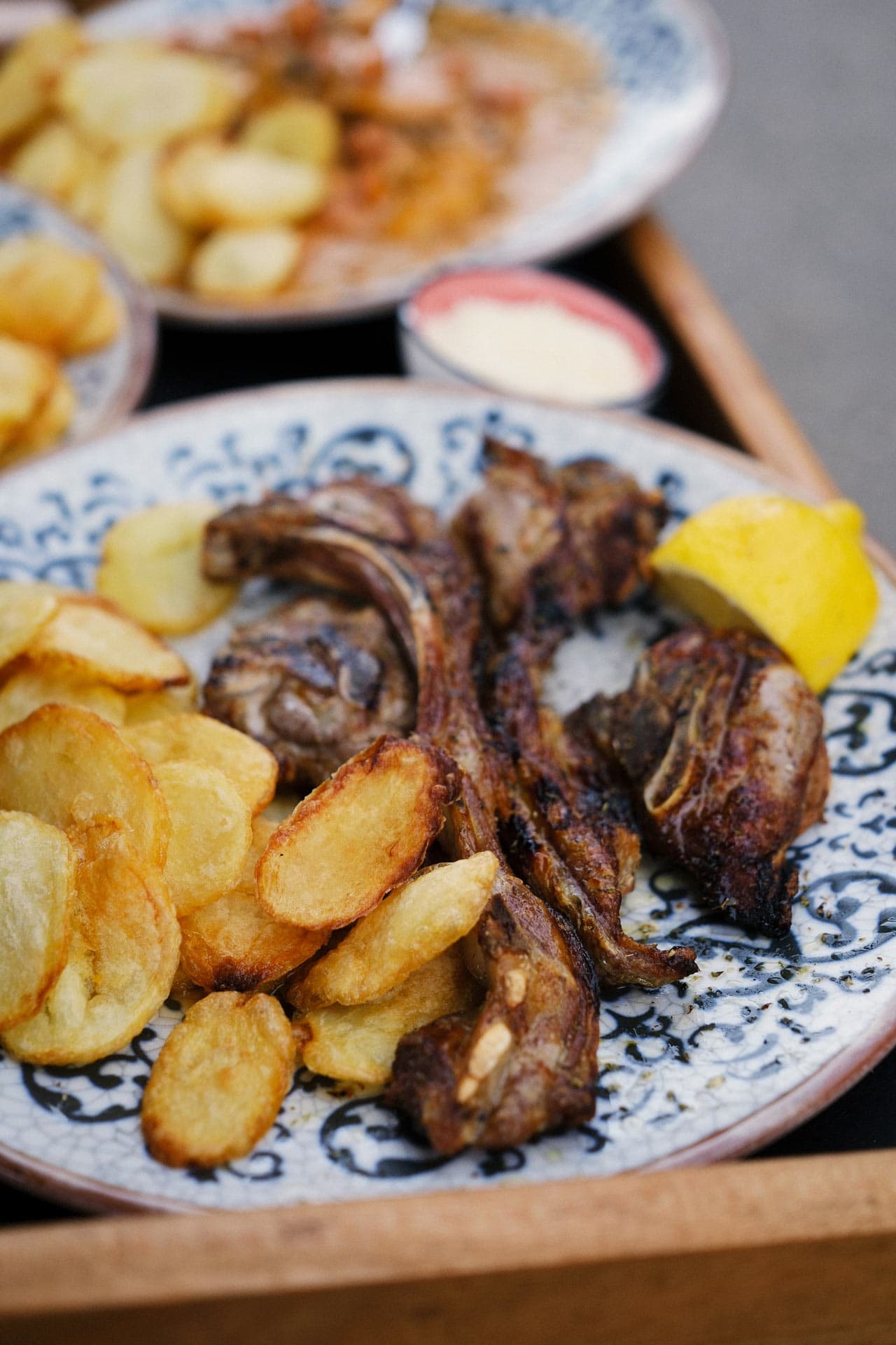 Teller mit einem griechischen Gericht aus Fleisch und Kartoffeln