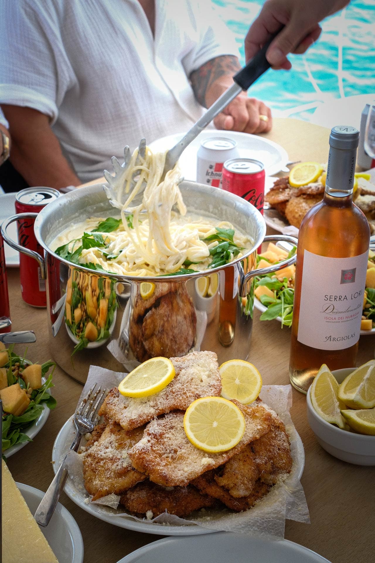Zitronenpasta mit Parmesan paniertem Hähnchen, Roséwein und Coca-Cola