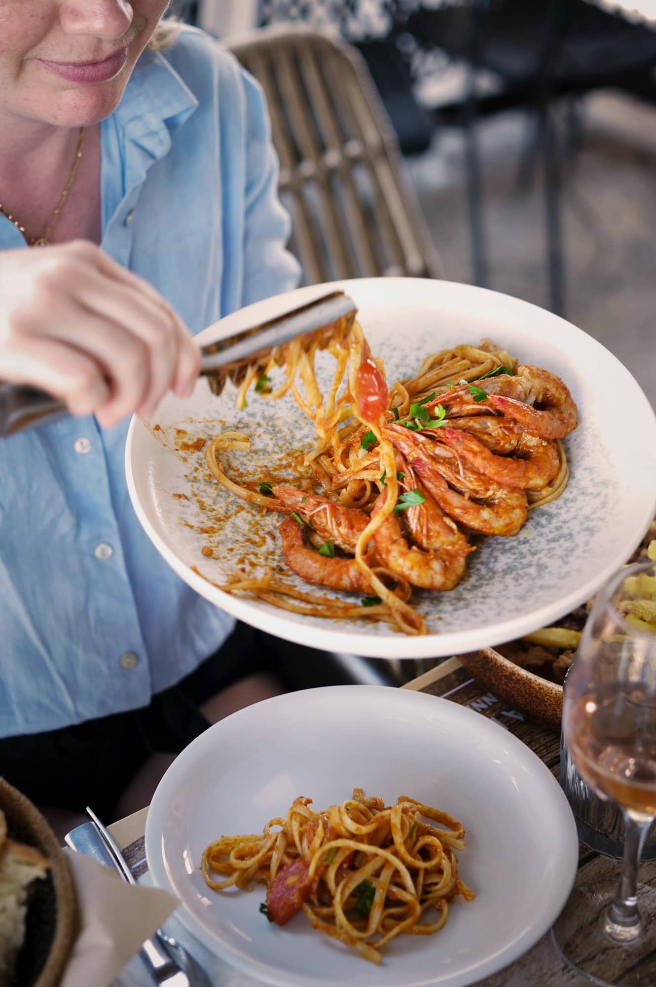 Medelhavsmat med pasta och räkor på en tallrik