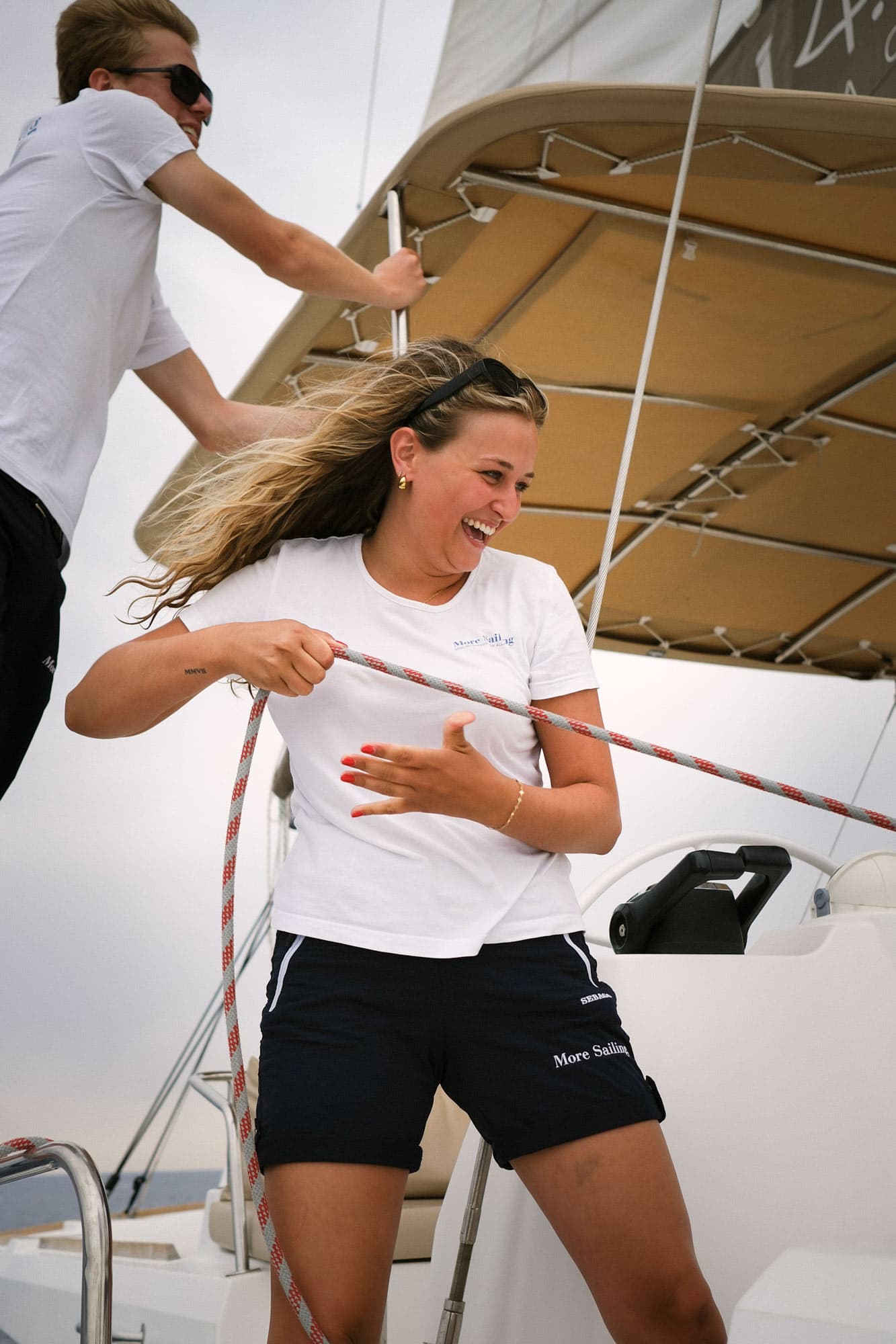 Värd som hjälper till med seglingen och drar i en tamp