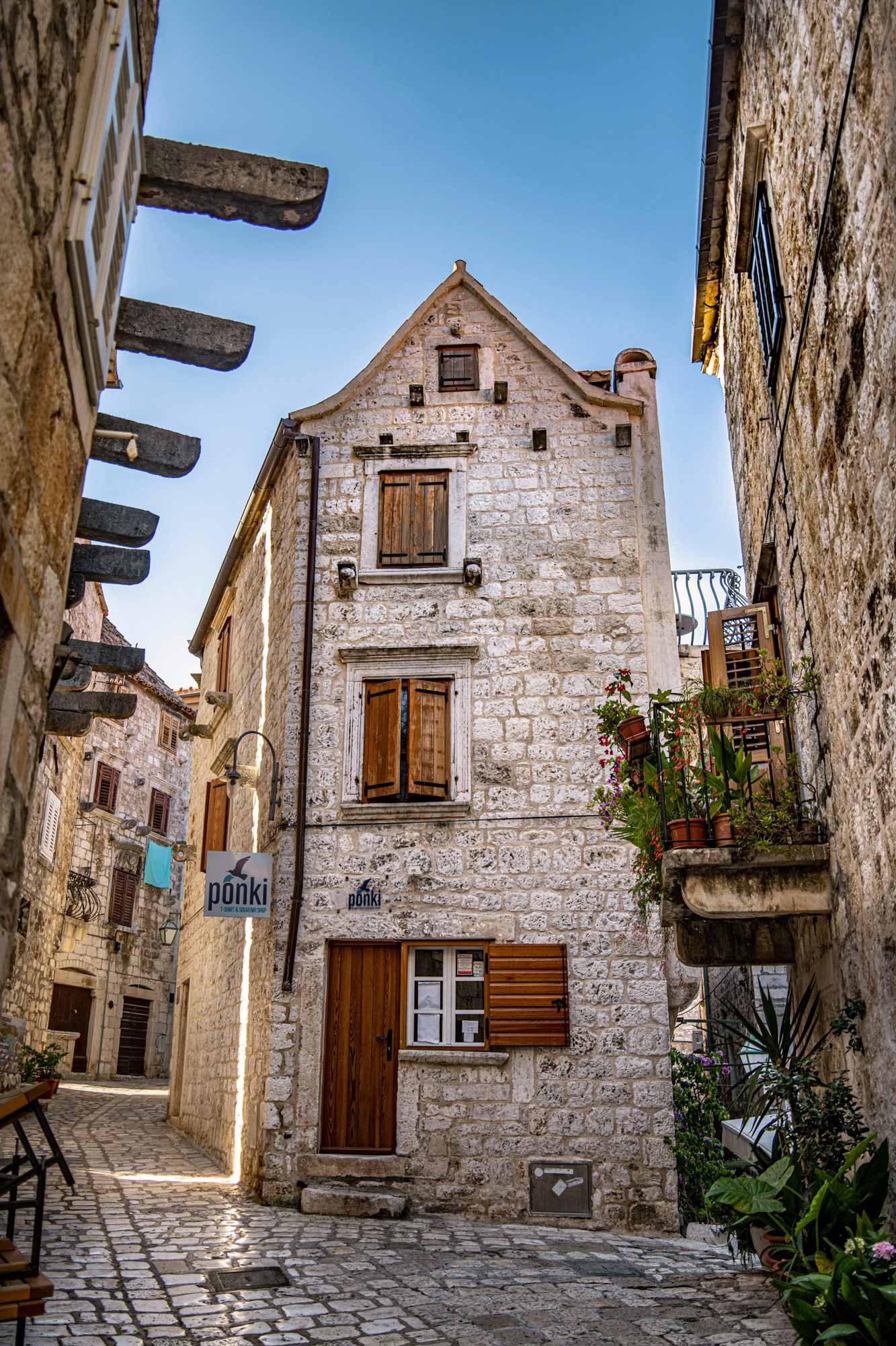 Ein altes Haus in einer engen Gasse in der Stadt Hvar in Kroatien