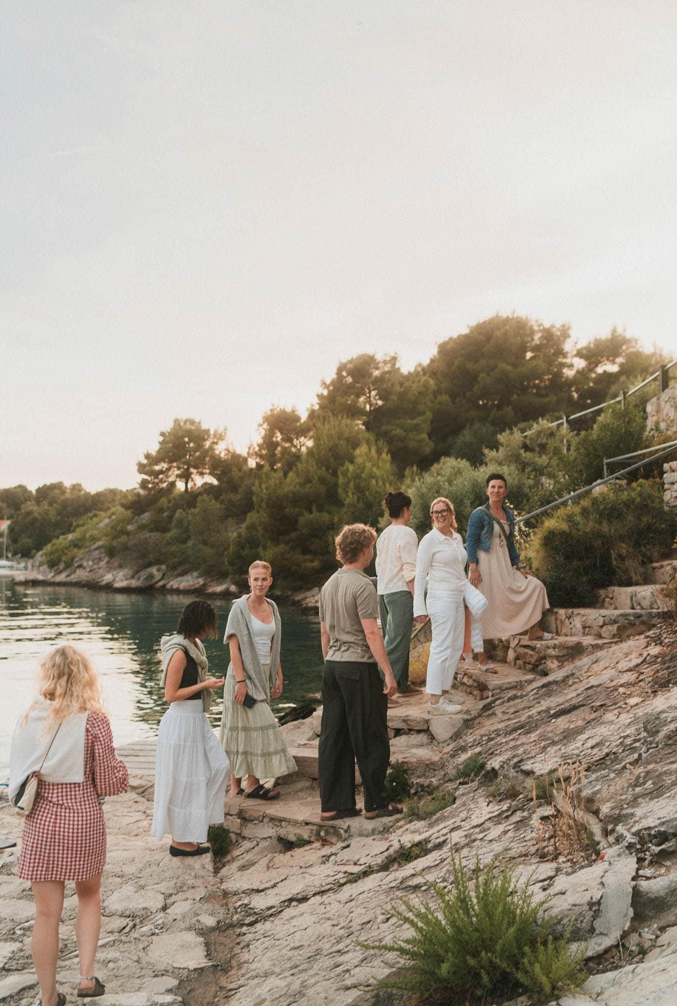En familj som är på väg upp för trappan upp till en restaurang