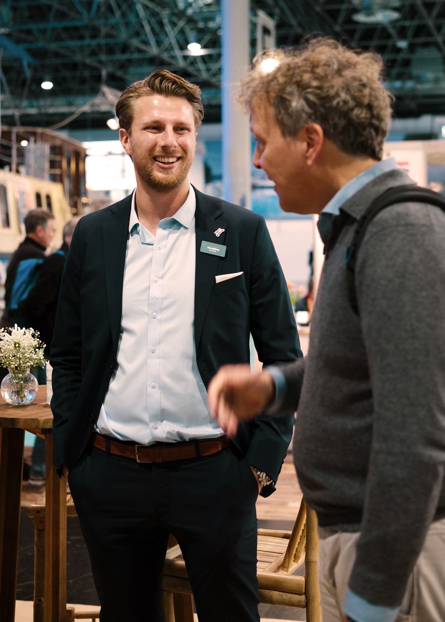 Einer unserer Verkäufer im Gespräch mit einem Kunden auf einer Messe
