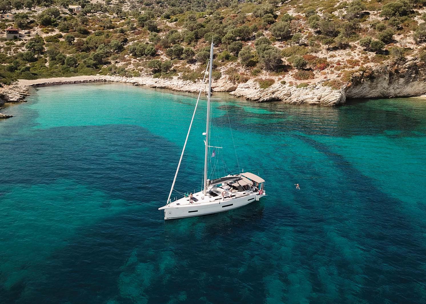 Segelbåt, Dufour 530 i en turkos badvik