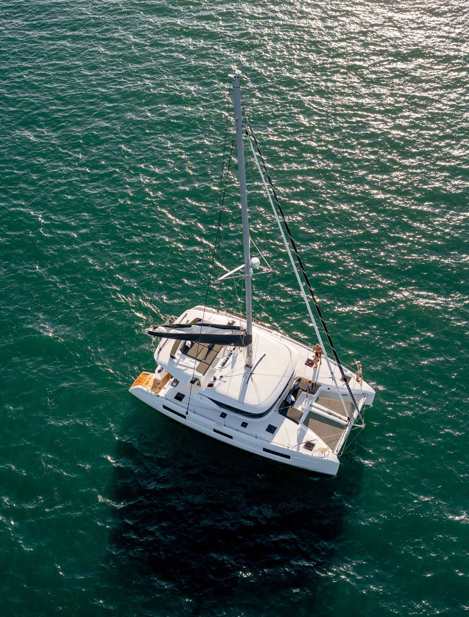 En Lagoon 42 ovanifrån med grönt vatten under sig