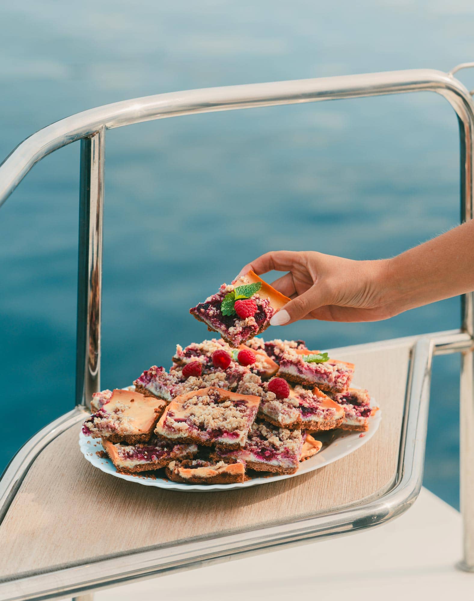 Hallonkaka på en tallrik med färska hallon och mynta