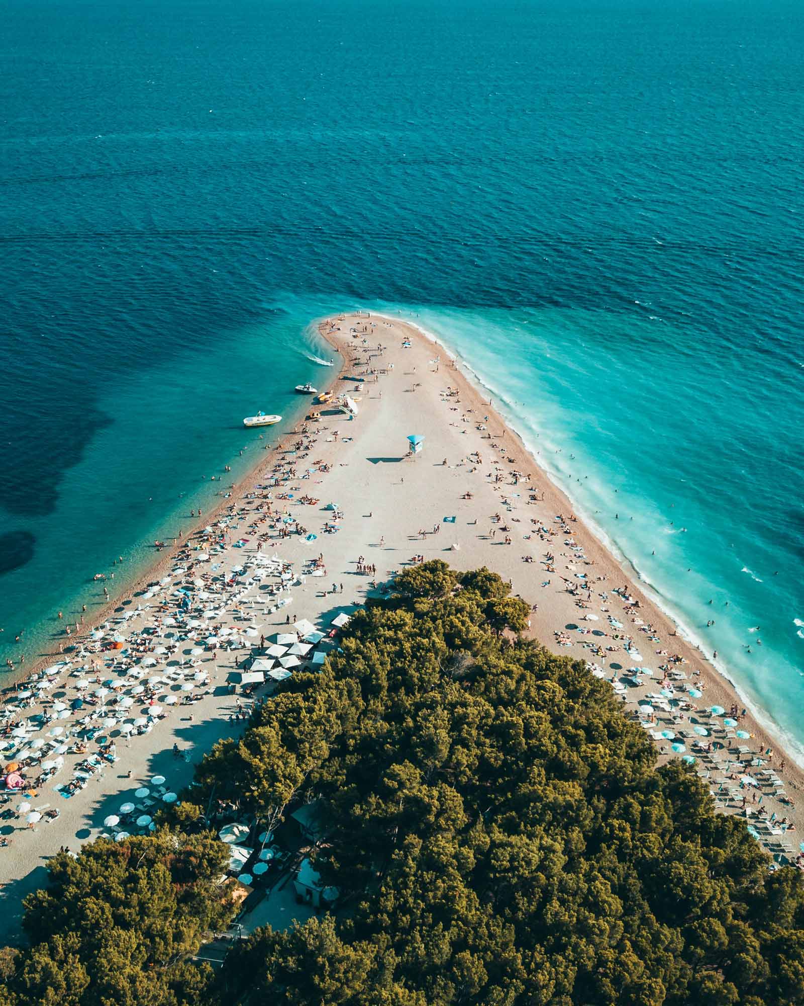 Die Strandzunge Zlatni Rat erstreckt sich ins Meer
