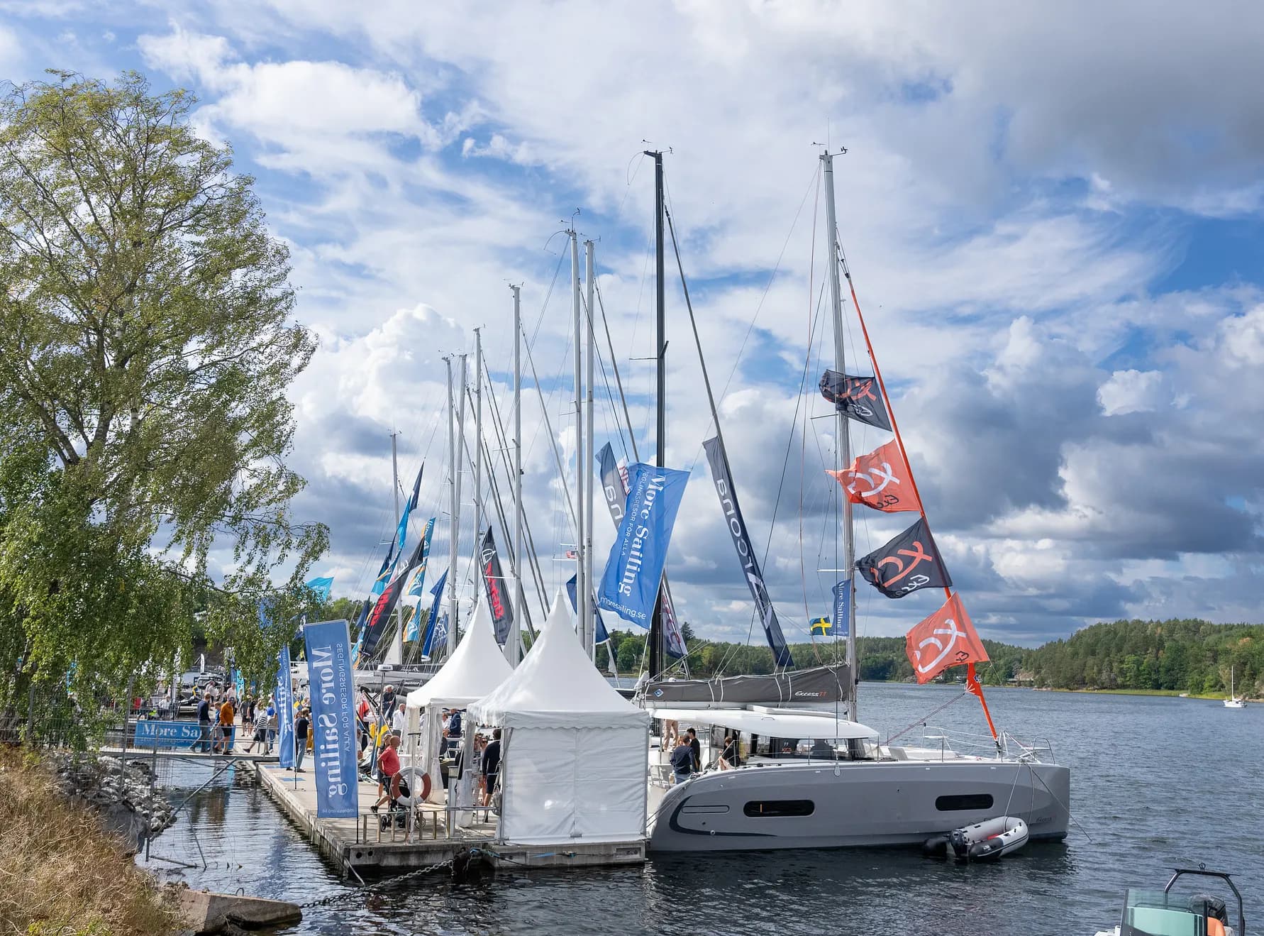 Gäster, en kvinna och man tittar ut över havet