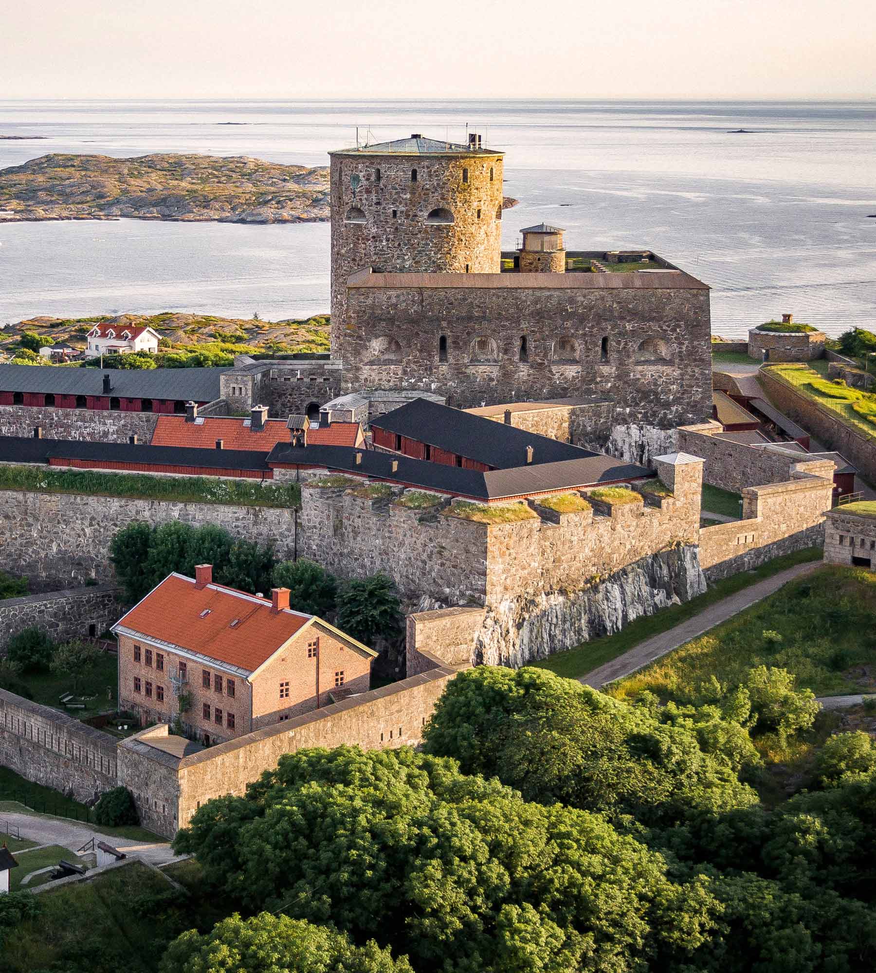 Die Festung von Marstrand mit Meer im Hintergrund.