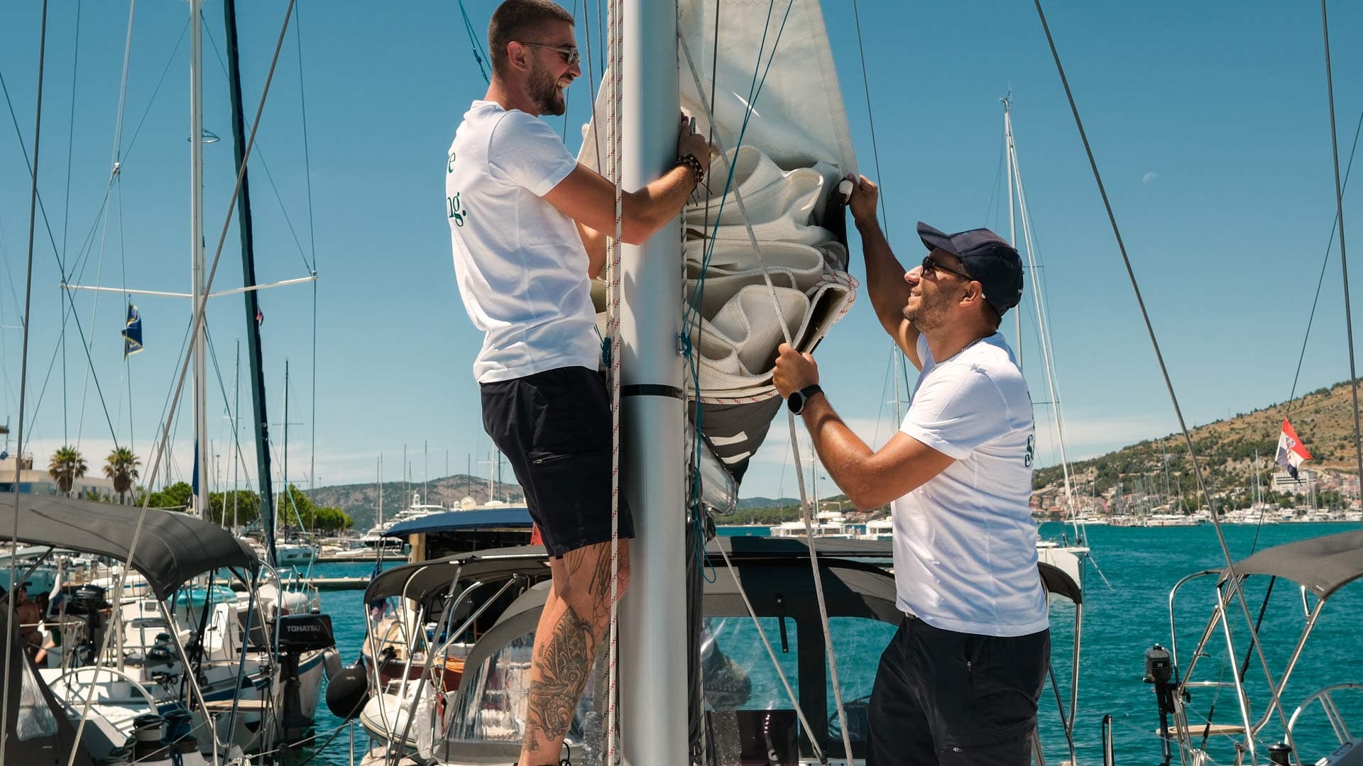 Zwei Techniker kontrollieren die Funktion des Segels