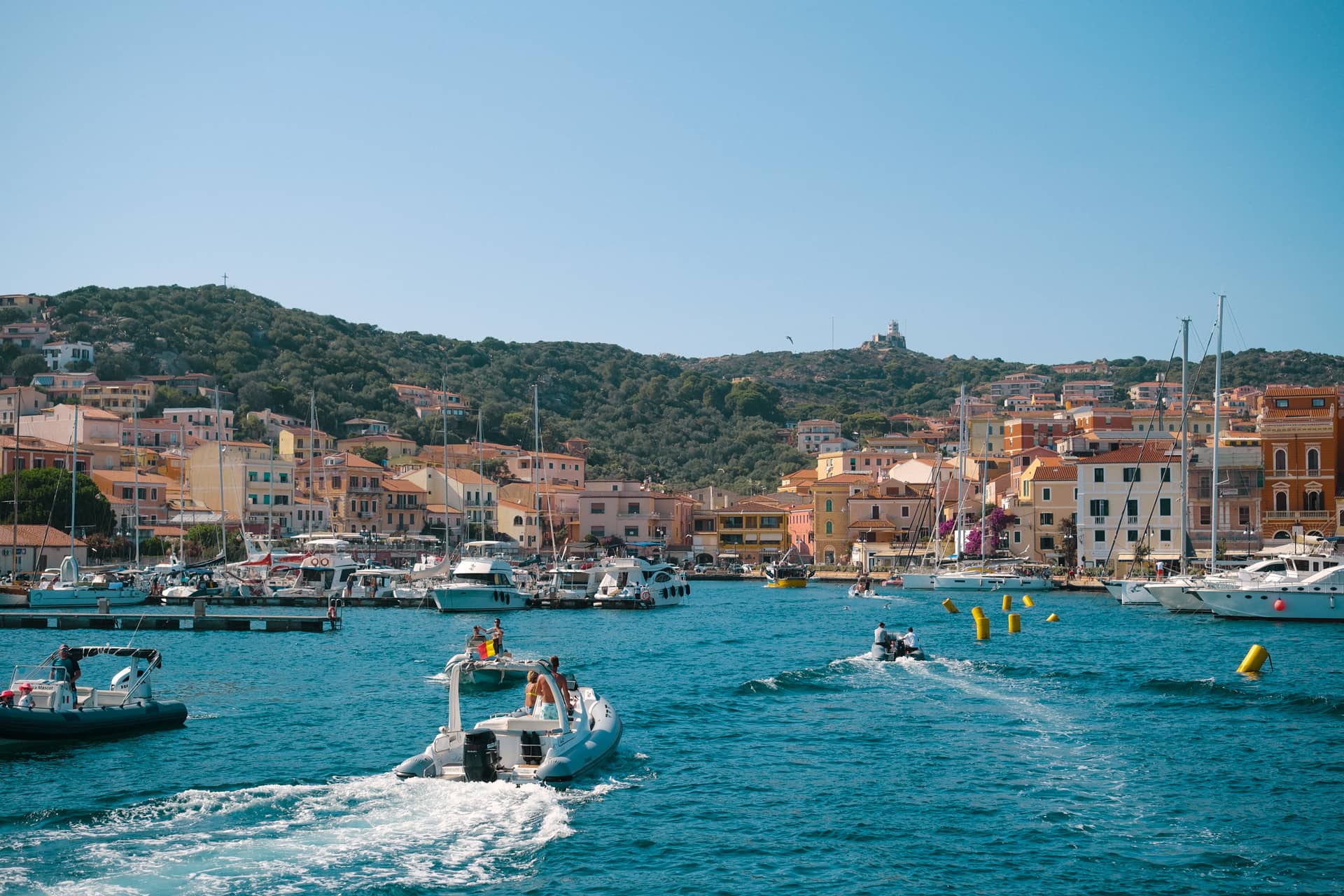 Der Hafen in La Maddalena, mehrere Boote, die in den Hafen fahren.