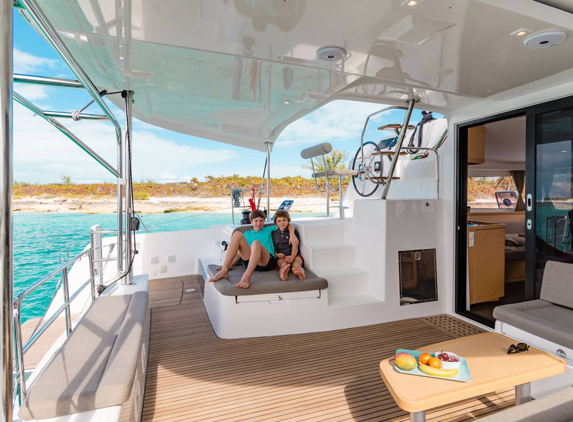 Rymlig sittbrunn, två barn sitter i en soffa med armarna om varandra