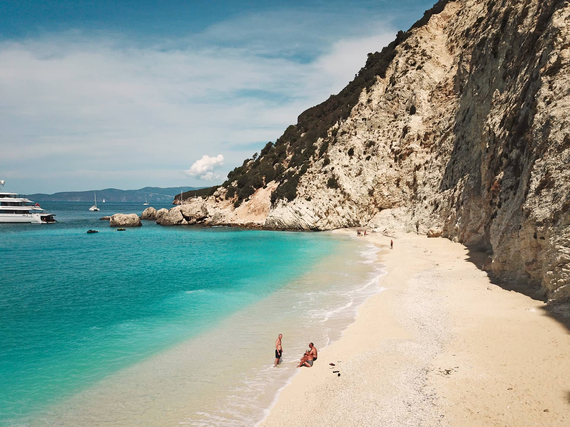 Weißer Strand in Griechenland und türkisfarbenes Meer