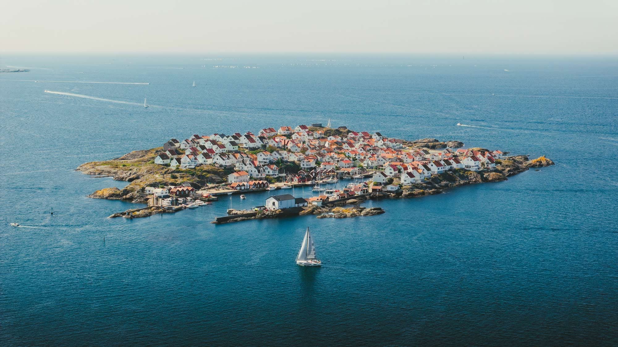 Einrumpf-Yacht segelt über offenes Wasser.