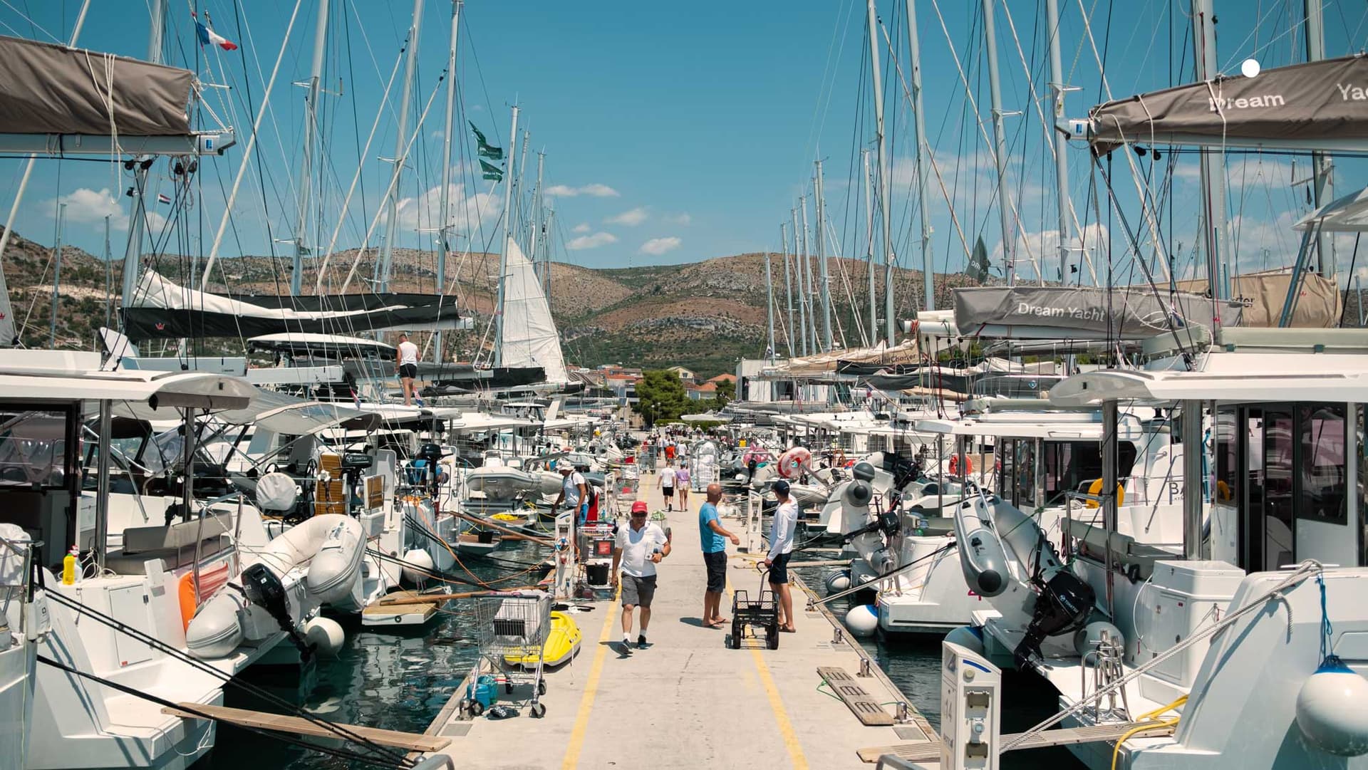 Marinan under bytesdag, städning och bunkring pågår