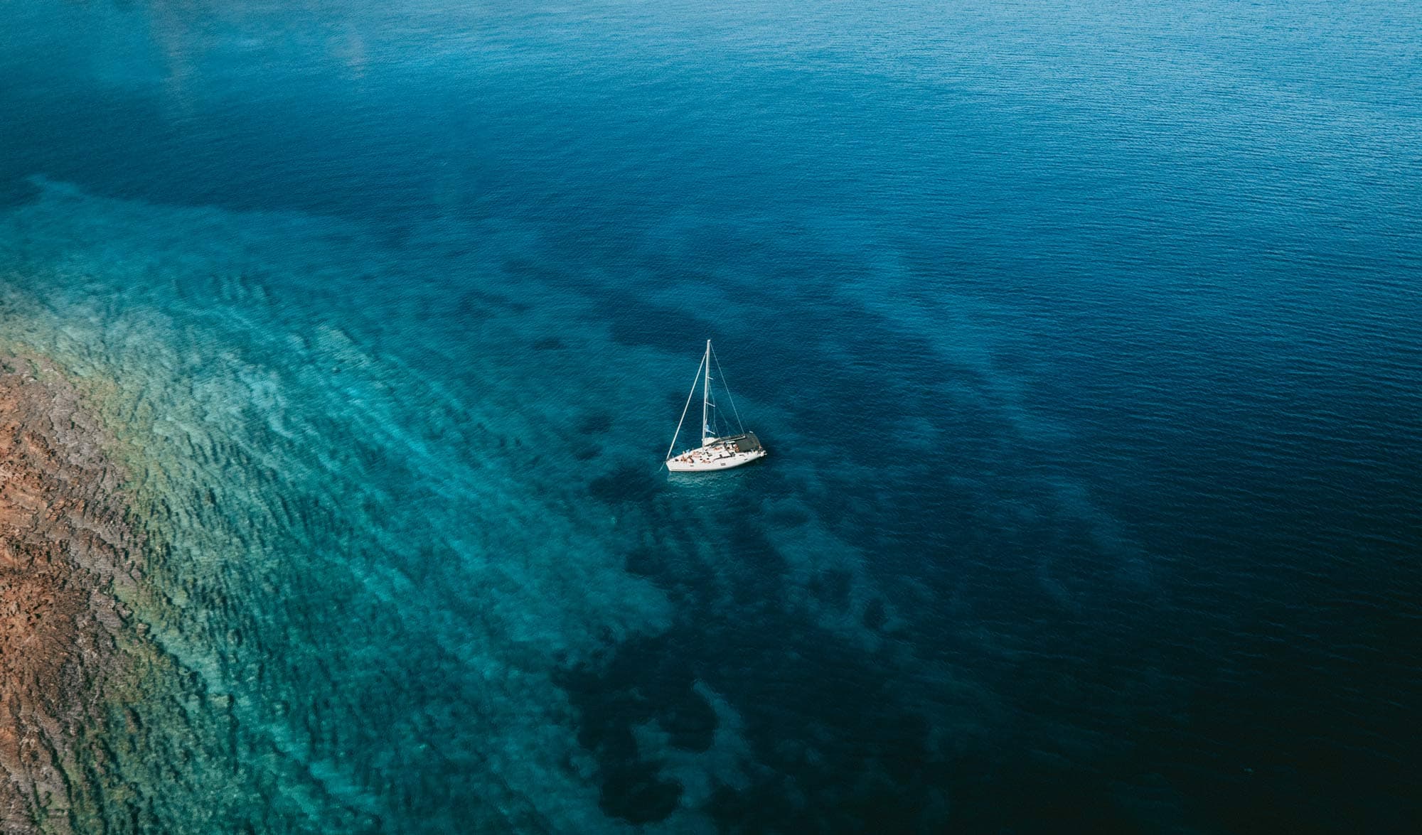 Ein Einrumpf-Segelboot vor Anker im Mittelmeer