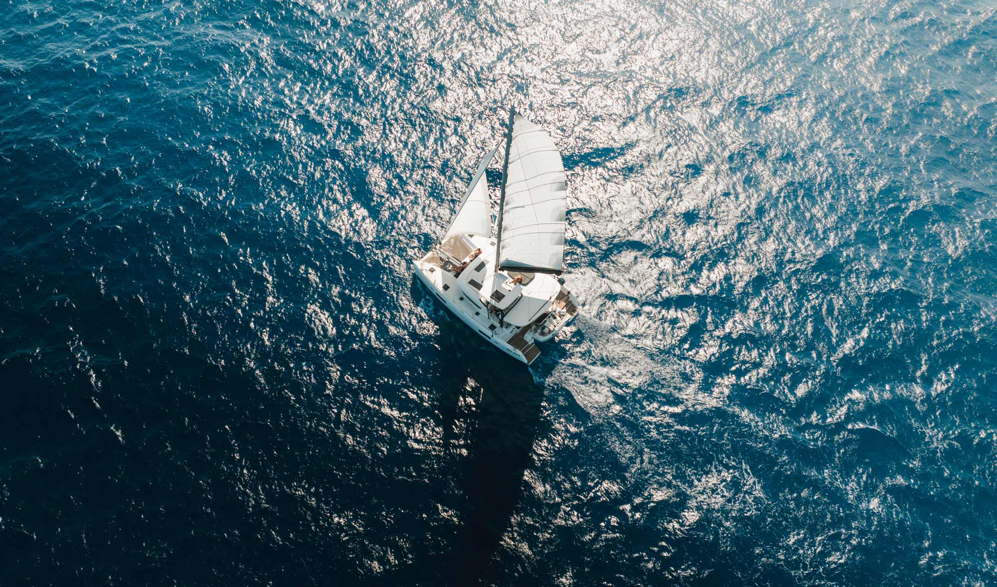 Katamaran segelt im Mittelmeer