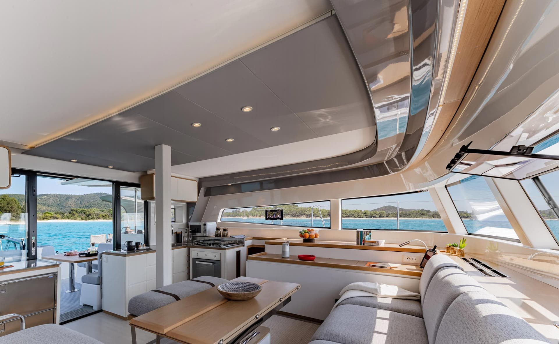 Salong i Excess 15, man ser soffa, matbord och kök