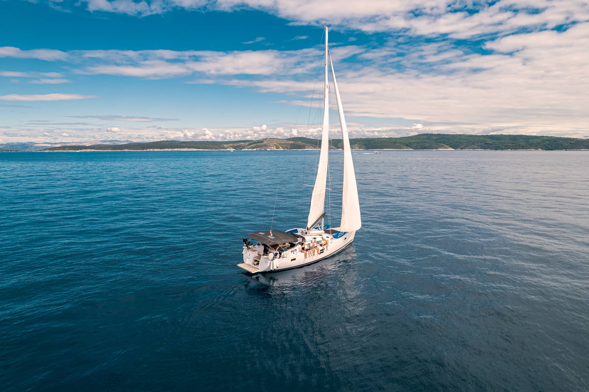 To kvinder, der dykker i vandet fra badeplatformen
