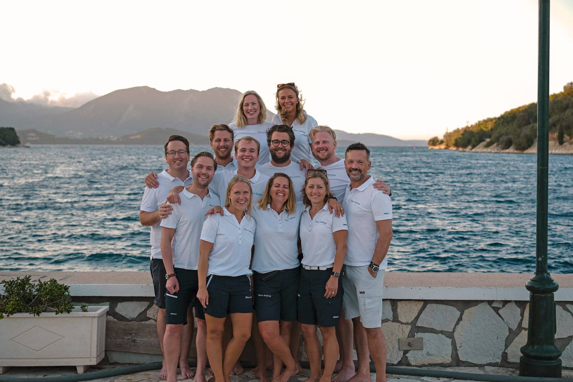 Teamet på More Sailing i grupp, tillgängligt och personligt.