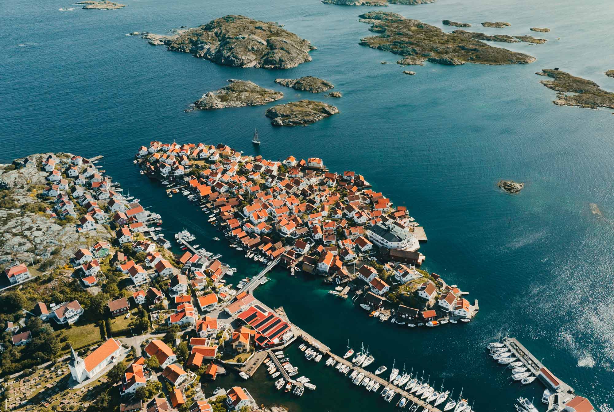 Überblick über eine dicht bebaute Küstenstadt an der Westküste.