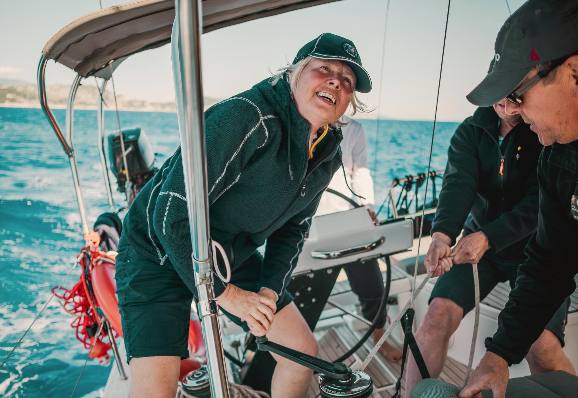 Deltagare på seglingskursen hjälps åt att hissa segel