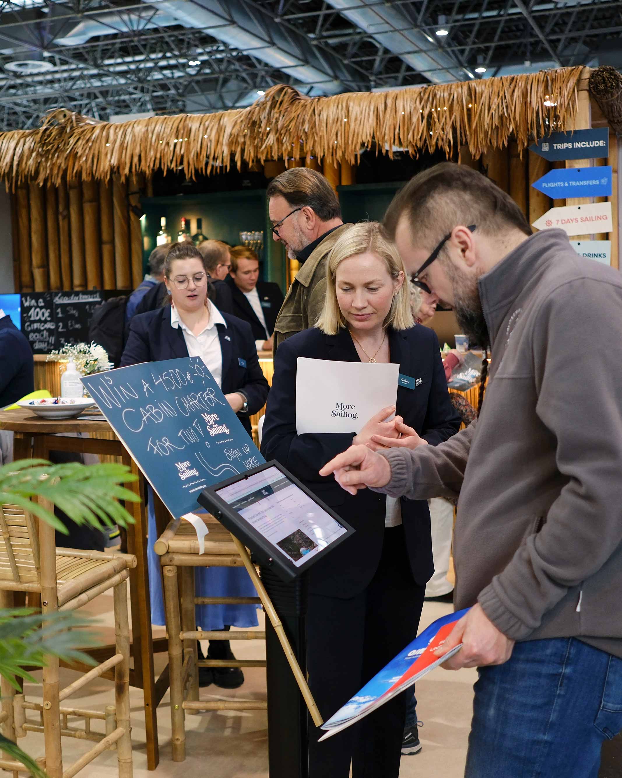 Säljare hjälper kund att fylla i en tävling