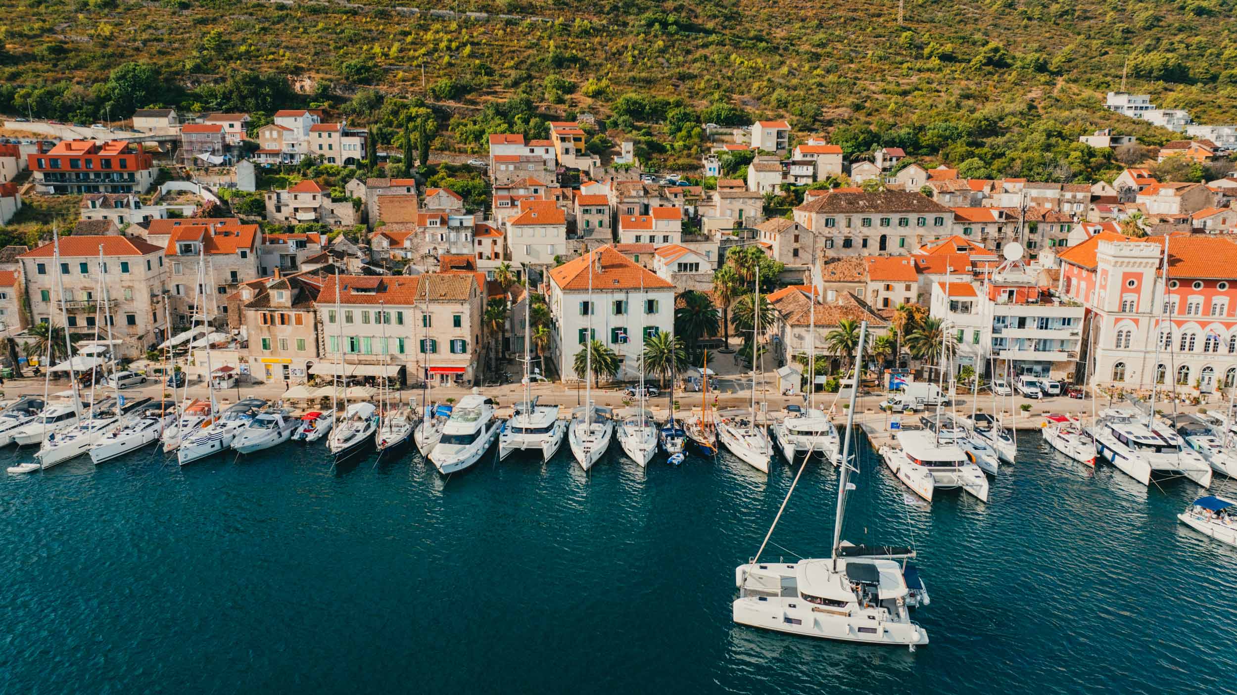 Übersichtsbild über den Hafen von Vis mit vielen Booten am Kai.