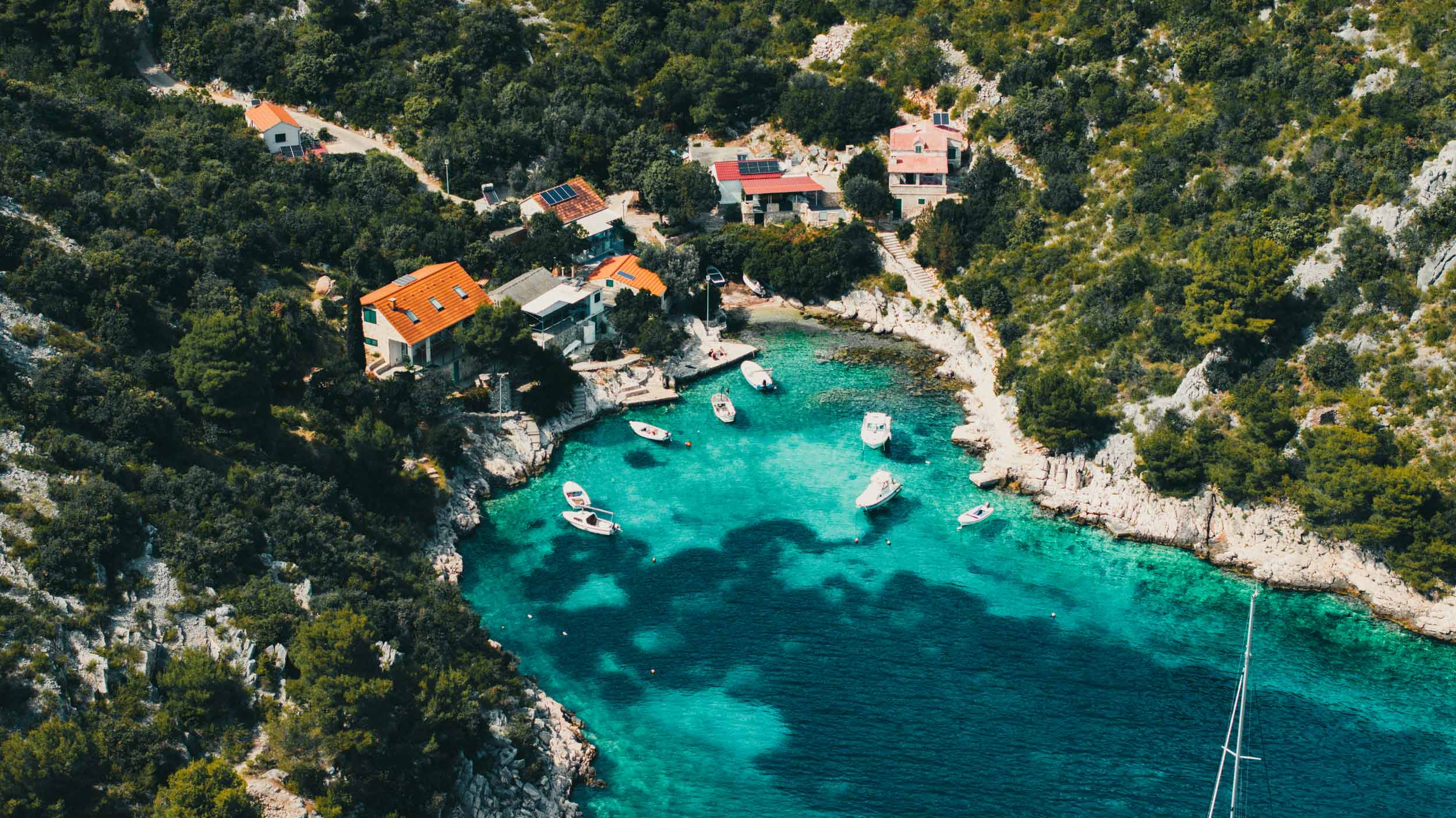 Türkisfarbene Badebucht in Kroatien