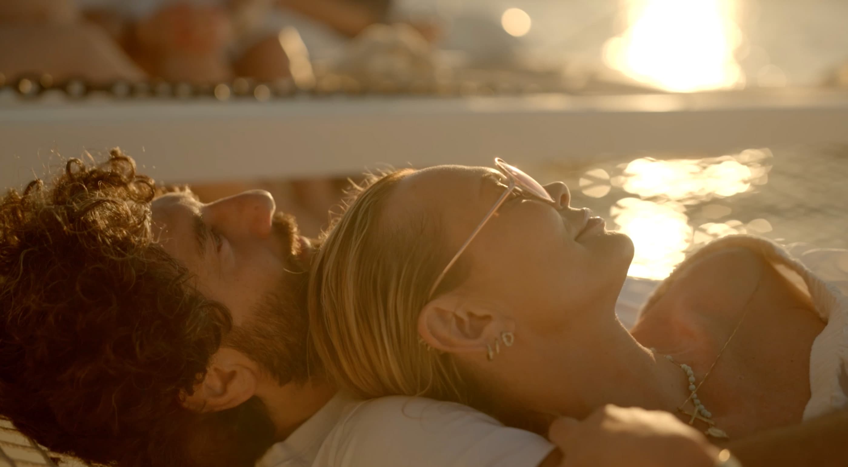 Par njuter av solnedgången på en segelbåt.