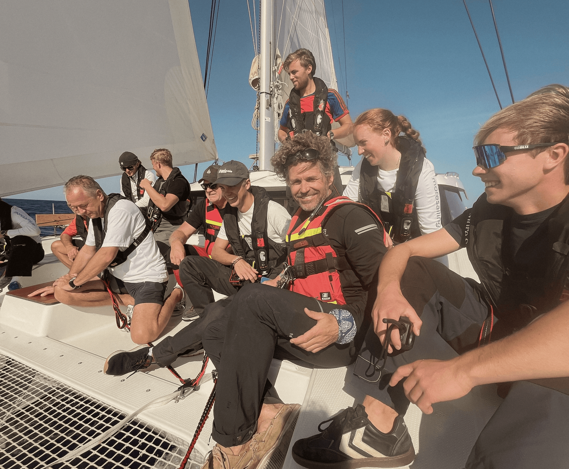 Instruktör håller kurs på segelbåten