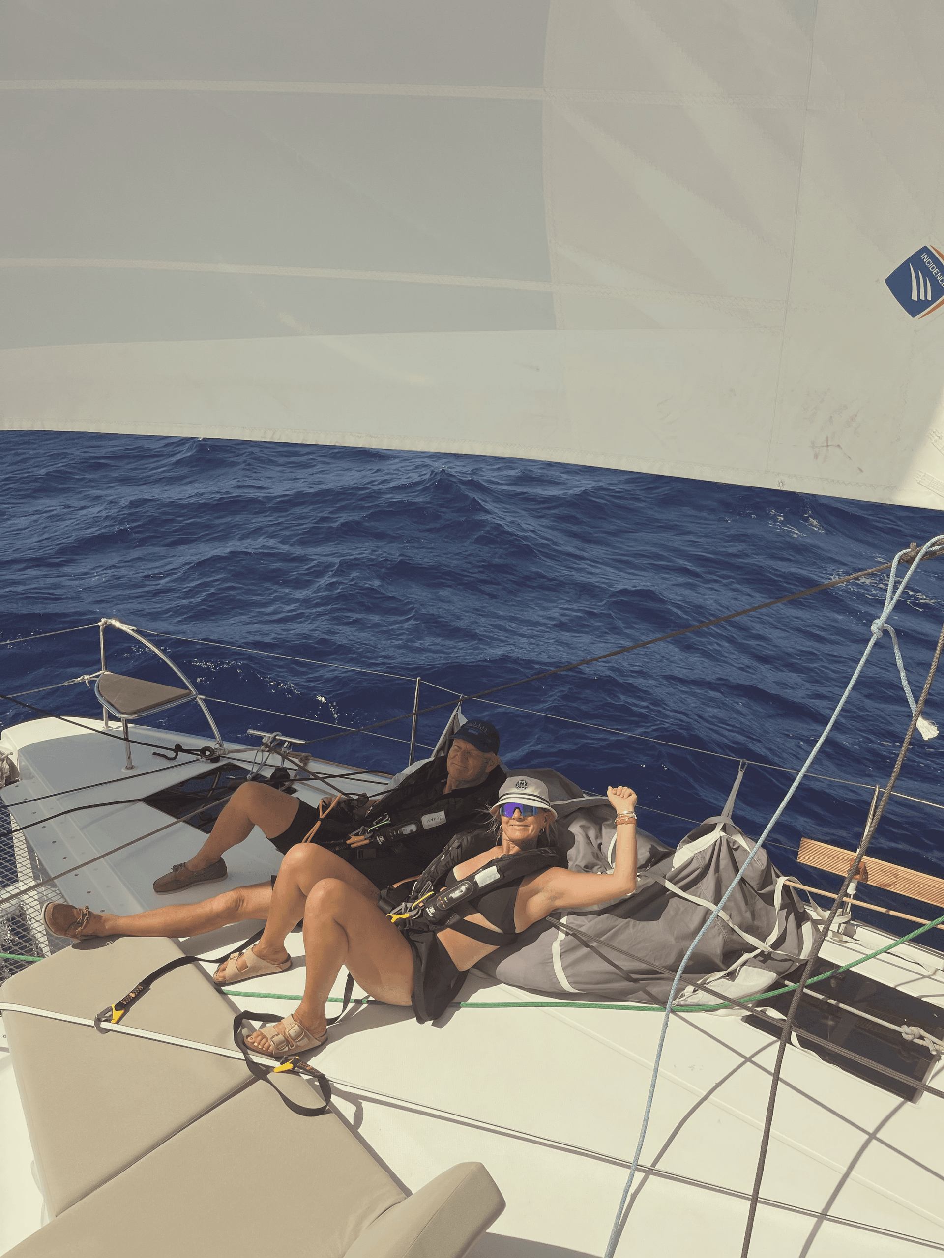 Två kursdeltagare solar på däck