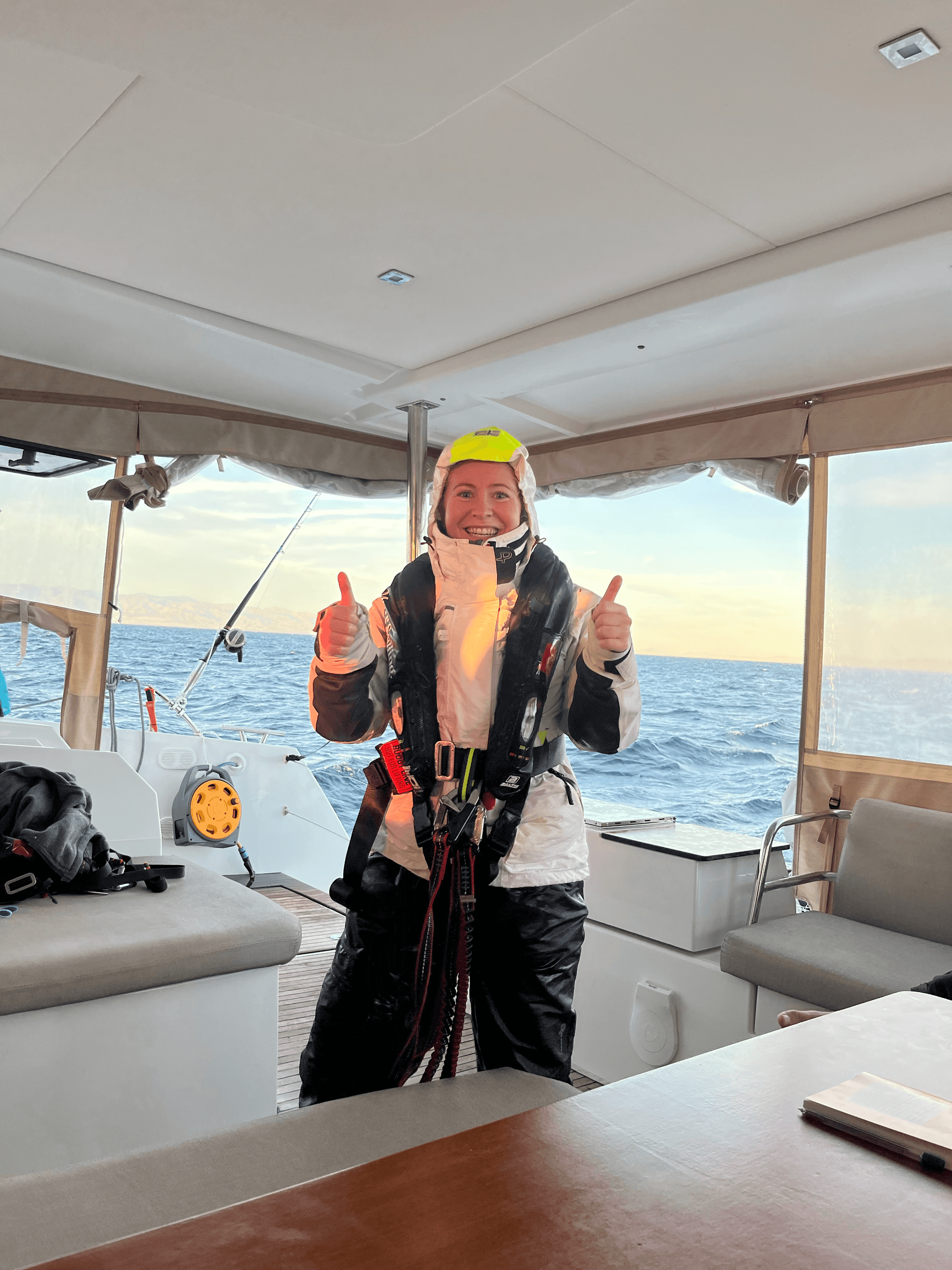 Kursdeltagare som gör tummen upp i sittbrunnen