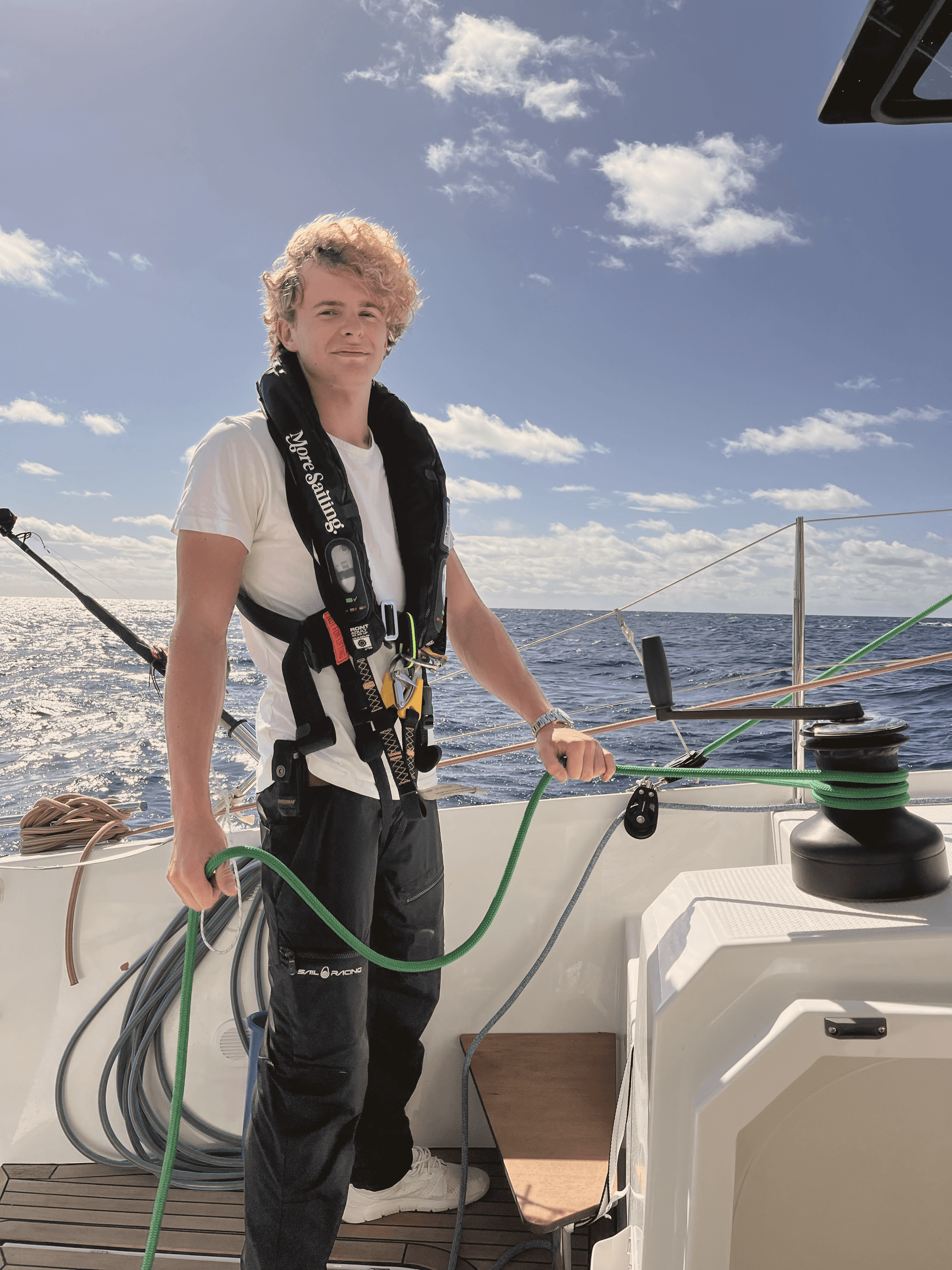 Skeppare visar deltagare hur man hissar segel