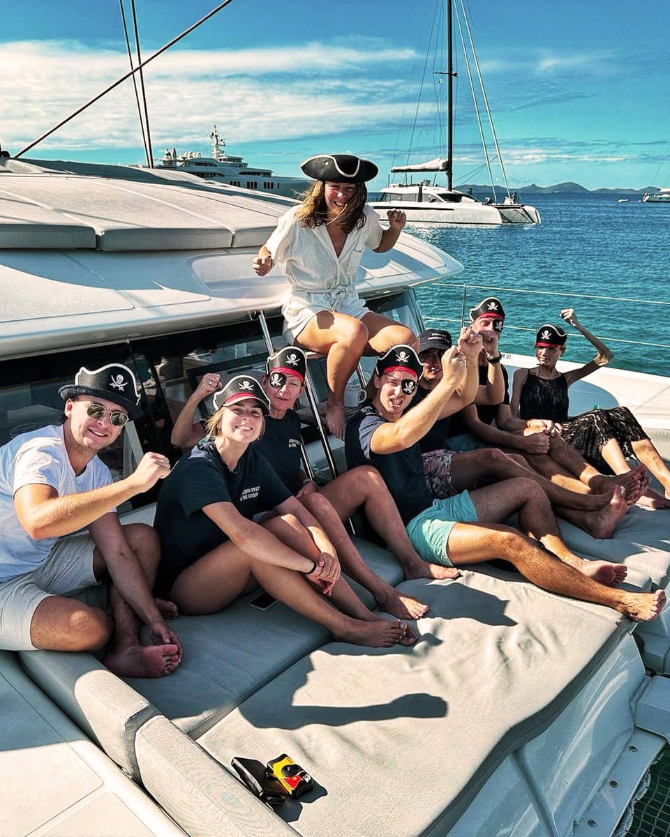 7 Personen mit Piratenhüten und Augenklappen